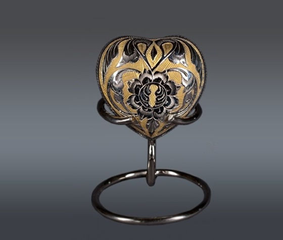 Dynasty Gold and Silver Heart with stand
